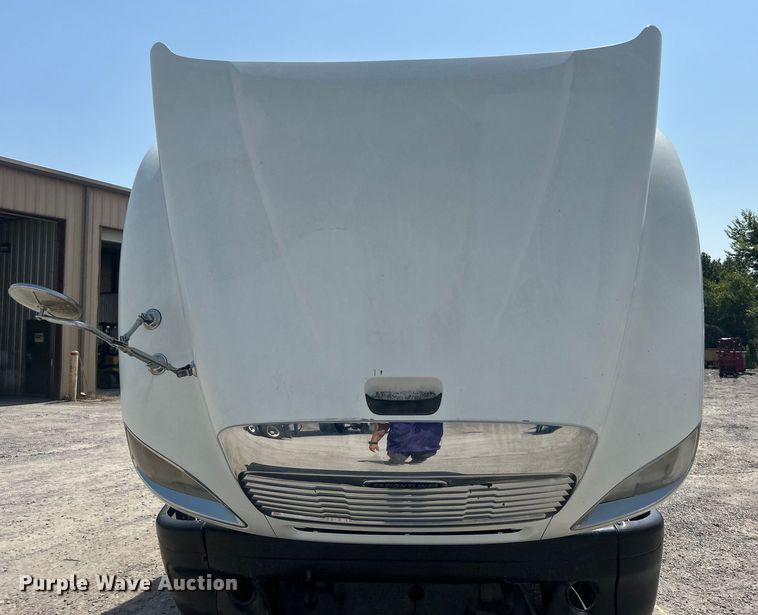 image for item DO6604 2002 Freightliner  Columbia 120 semi truck