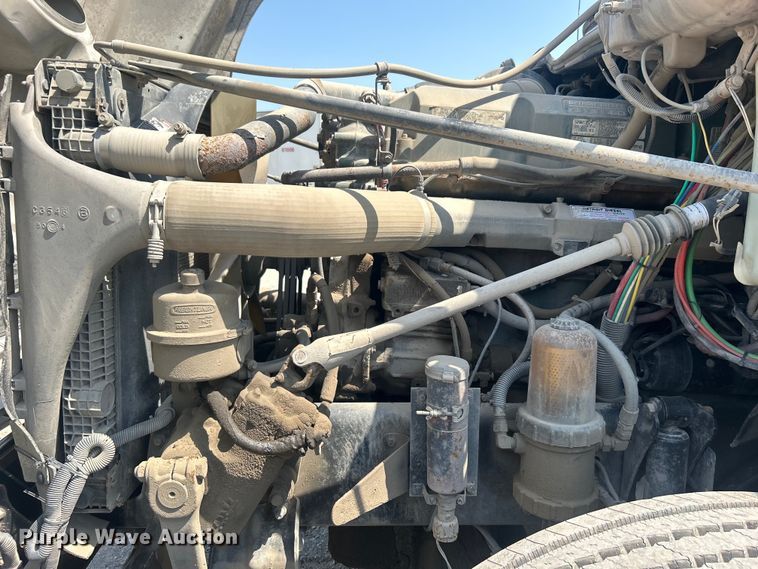 image for item DO6604 2002 Freightliner  Columbia 120 semi truck