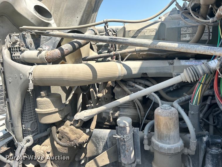 image for item DO6604 2002 Freightliner  Columbia 120 semi truck