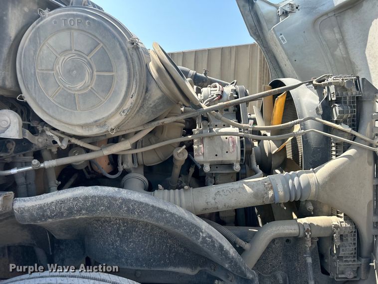 image for item DO6604 2002 Freightliner  Columbia 120 semi truck