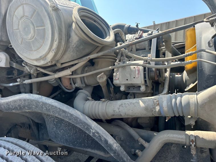 image for item DO6604 2002 Freightliner  Columbia 120 semi truck