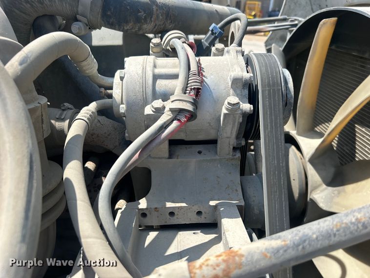 image for item DO6604 2002 Freightliner  Columbia 120 semi truck