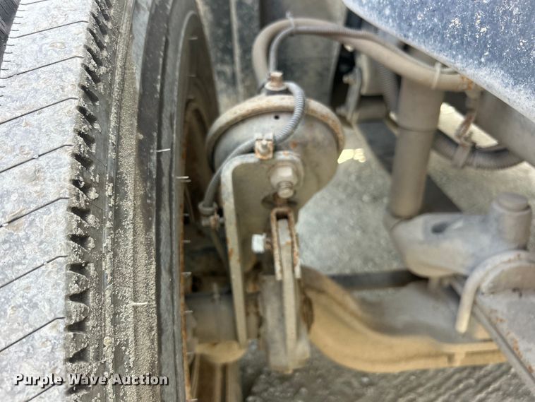 image for item DO6604 2002 Freightliner  Columbia 120 semi truck