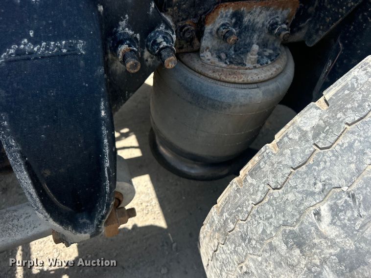 image for item DO6604 2002 Freightliner  Columbia 120 semi truck