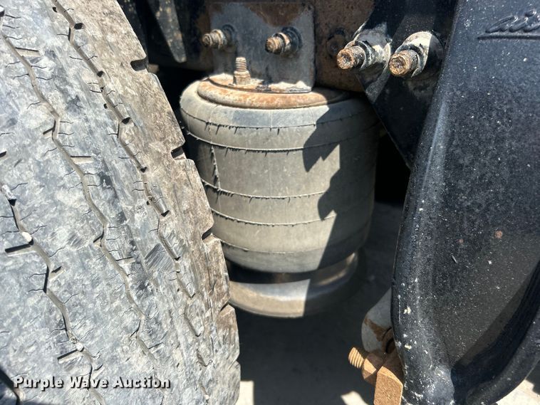 image for item DO6604 2002 Freightliner  Columbia 120 semi truck