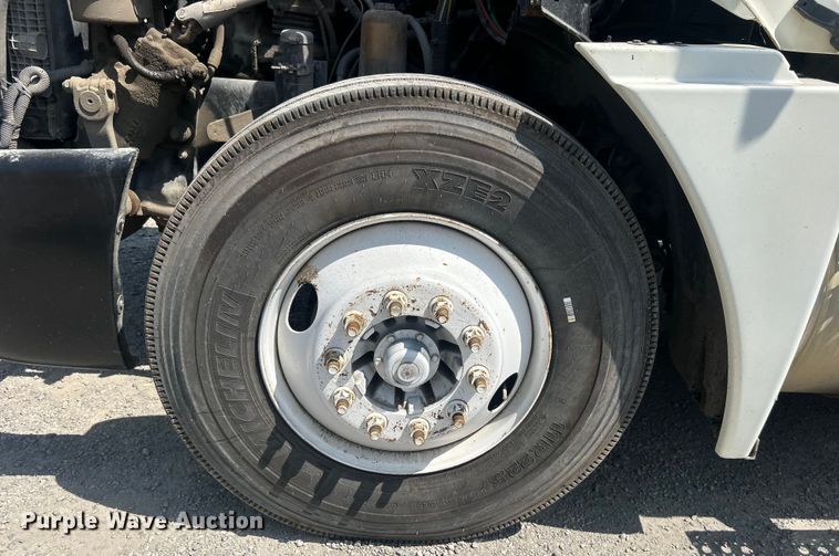 image for item DO6604 2002 Freightliner  Columbia 120 semi truck