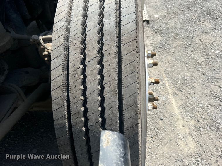 image for item DO6604 2002 Freightliner  Columbia 120 semi truck