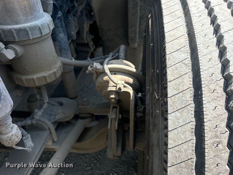 image for item DO6604 2002 Freightliner  Columbia 120 semi truck