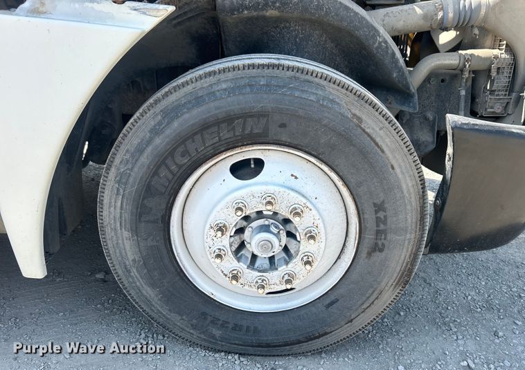 image for item DO6604 2002 Freightliner  Columbia 120 semi truck