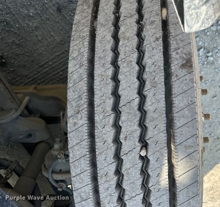 image for item DO6604 2002 Freightliner  Columbia 120 semi truck