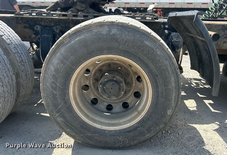 image for item DO6604 2002 Freightliner  Columbia 120 semi truck