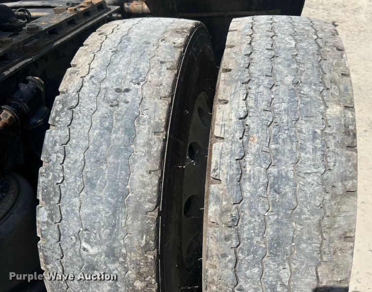 image for item DO6604 2002 Freightliner  Columbia 120 semi truck