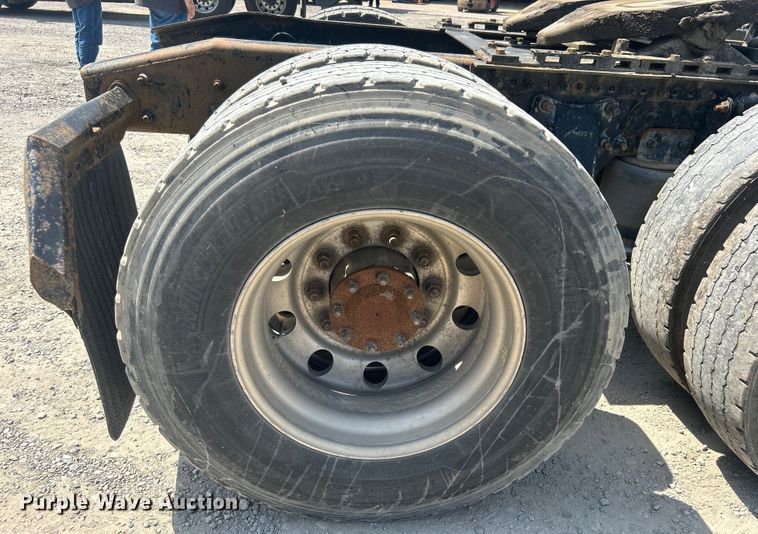 image for item DO6604 2002 Freightliner  Columbia 120 semi truck