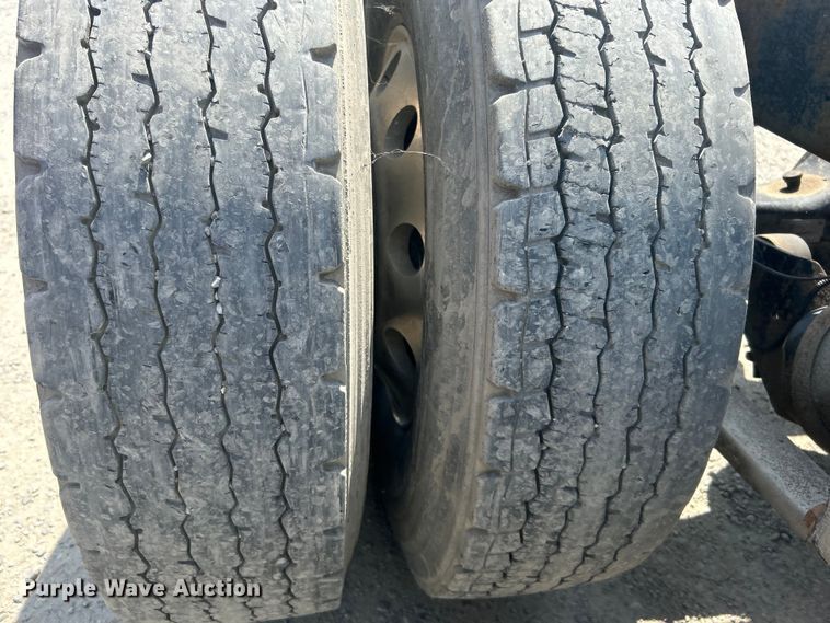 image for item DO6604 2002 Freightliner  Columbia 120 semi truck