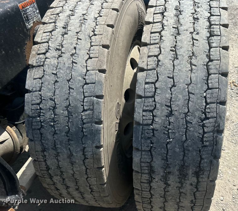 image for item DO6604 2002 Freightliner  Columbia 120 semi truck