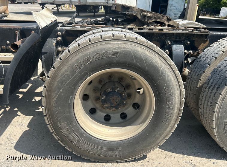 image for item DO6604 2002 Freightliner  Columbia 120 semi truck