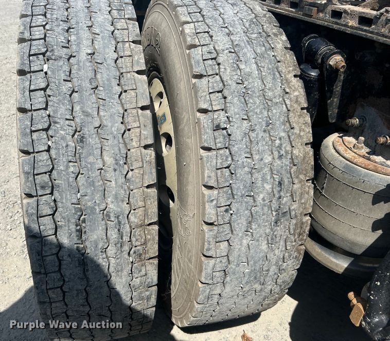 image for item DO6604 2002 Freightliner  Columbia 120 semi truck