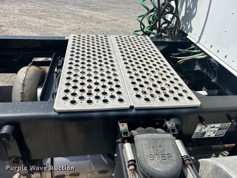 image for item DO6605 2012 Kenworth  T370 semi truck