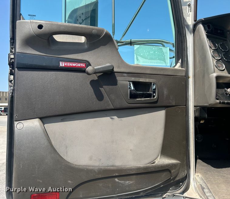 image for item DO6605 2012 Kenworth  T370 semi truck