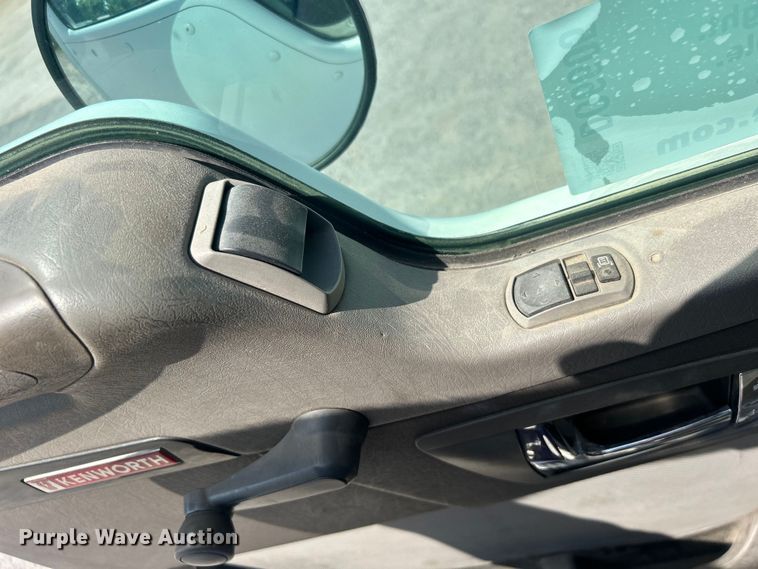 image for item DO6605 2012 Kenworth  T370 semi truck