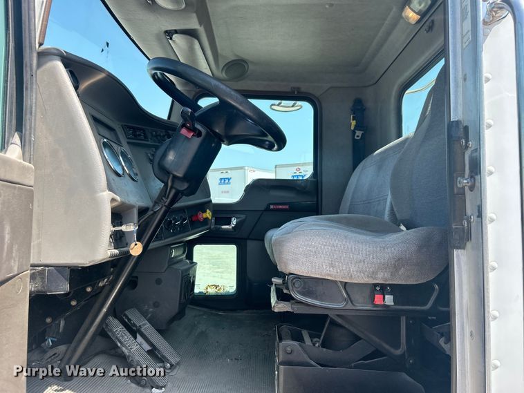 image for item DO6605 2012 Kenworth  T370 semi truck