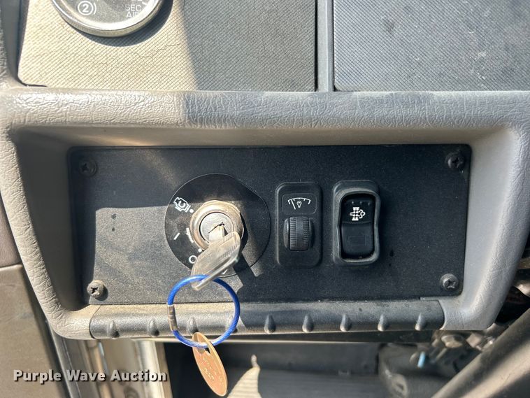 image for item DO6605 2012 Kenworth  T370 semi truck