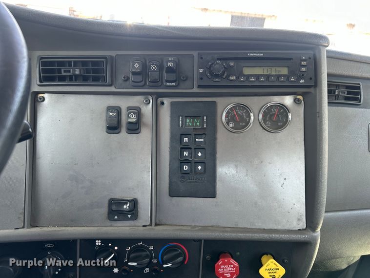 image for item DO6605 2012 Kenworth  T370 semi truck