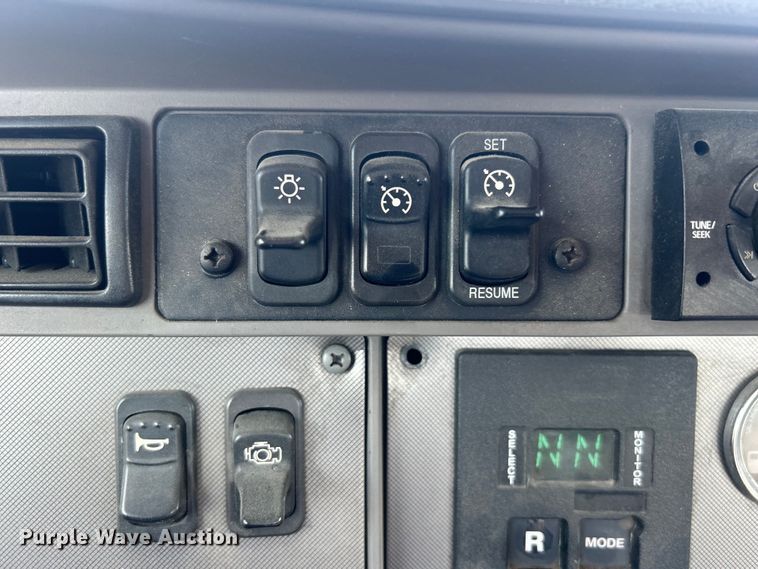 image for item DO6605 2012 Kenworth  T370 semi truck