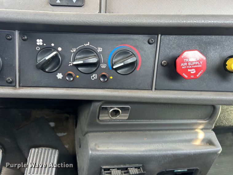 image for item DO6605 2012 Kenworth  T370 semi truck