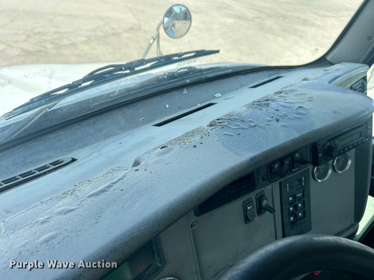 image for item DO6605 2012 Kenworth  T370 semi truck