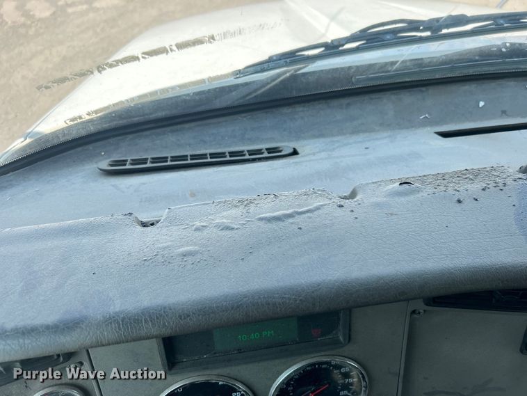 image for item DO6605 2012 Kenworth  T370 semi truck