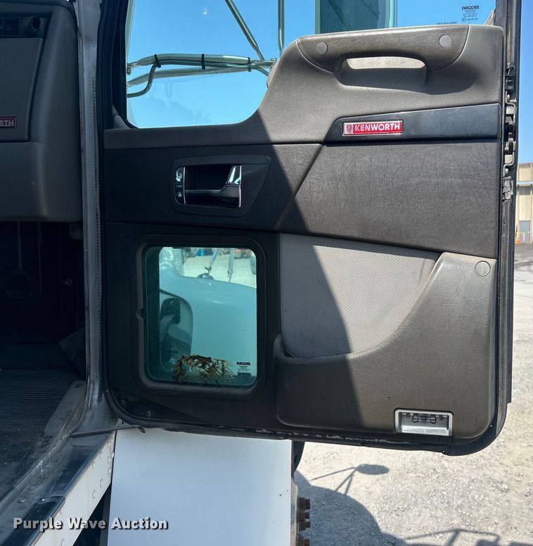 image for item DO6605 2012 Kenworth  T370 semi truck