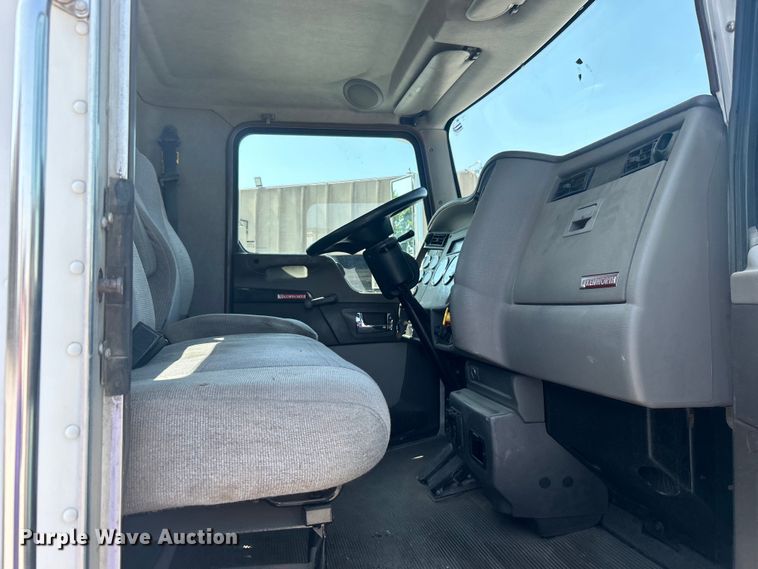 image for item DO6605 2012 Kenworth  T370 semi truck