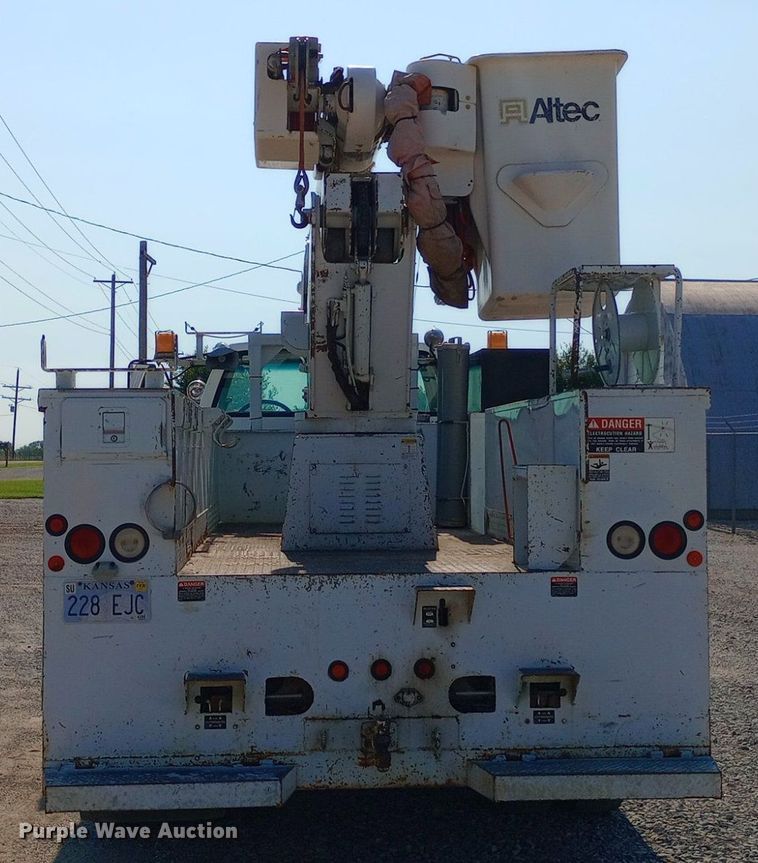 image for item DP1273 1997 Chevrolet C7500 bucket truck