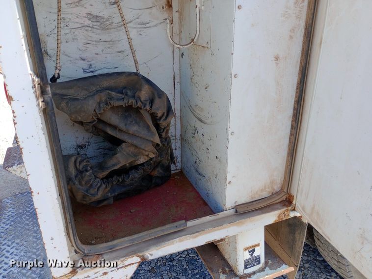 image for item DP1273 1997 Chevrolet C7500 bucket truck