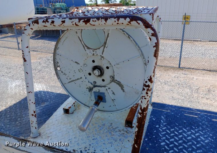 image for item DP1273 1997 Chevrolet C7500 bucket truck