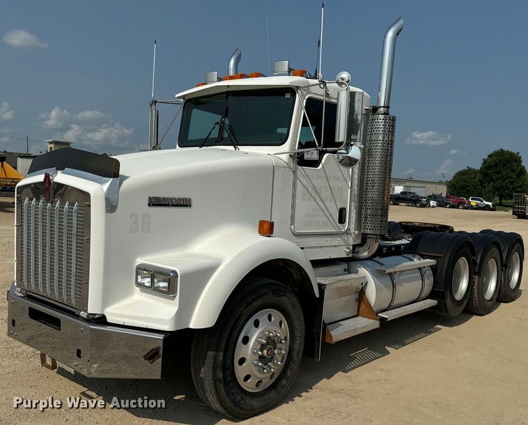 image for item DQ6887 2006 Kenworth T800 semi truck