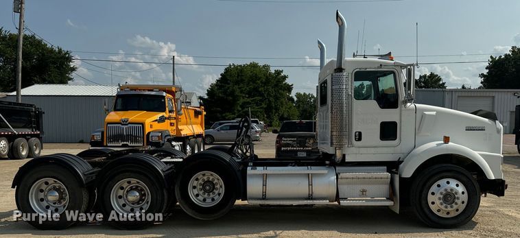 image for item DQ6887 2006 Kenworth T800 semi truck