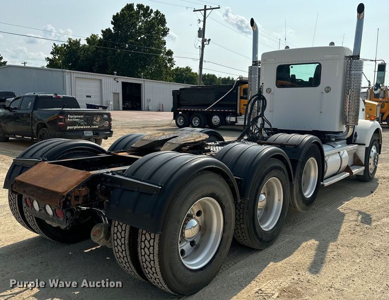 image for item DQ6887 2006 Kenworth T800 semi truck
