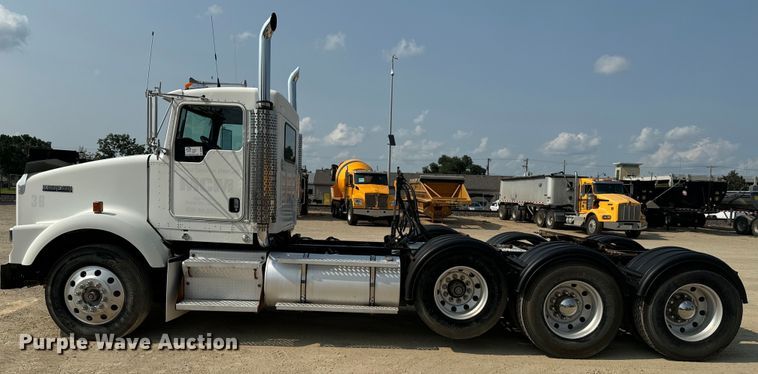 image for item DQ6887 2006 Kenworth T800 semi truck