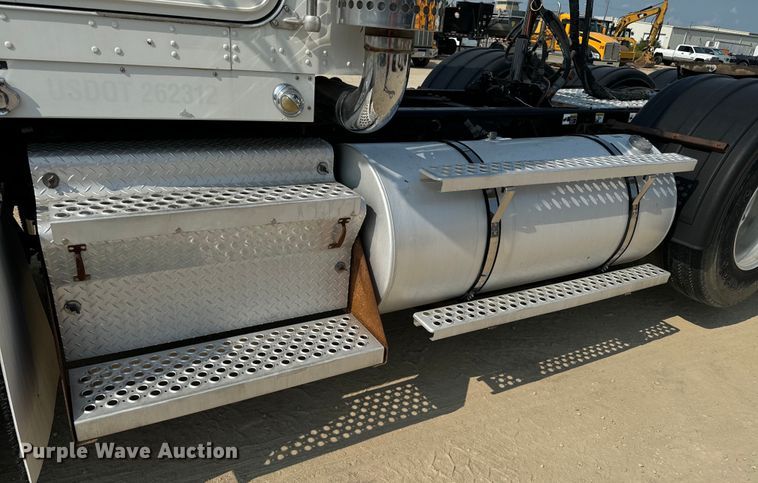 image for item DQ6887 2006 Kenworth T800 semi truck