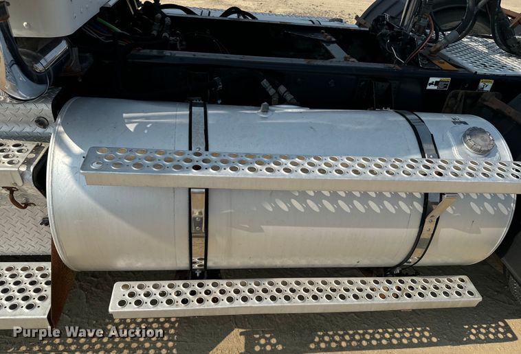 image for item DQ6887 2006 Kenworth T800 semi truck