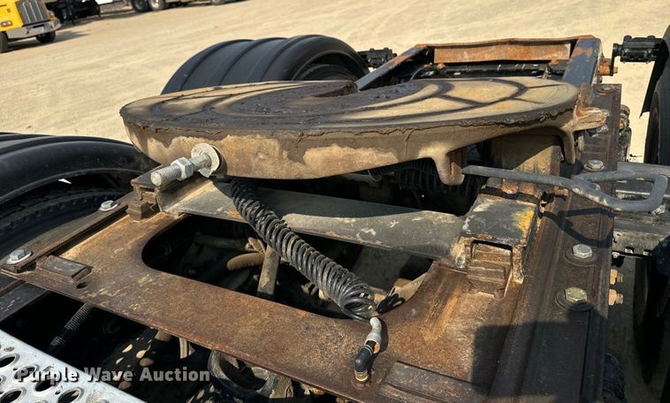 image for item DQ6887 2006 Kenworth T800 semi truck