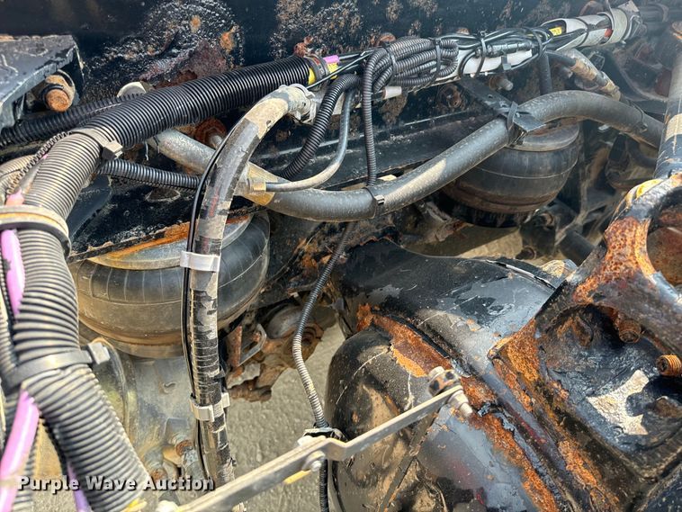 image for item DQ6887 2006 Kenworth T800 semi truck