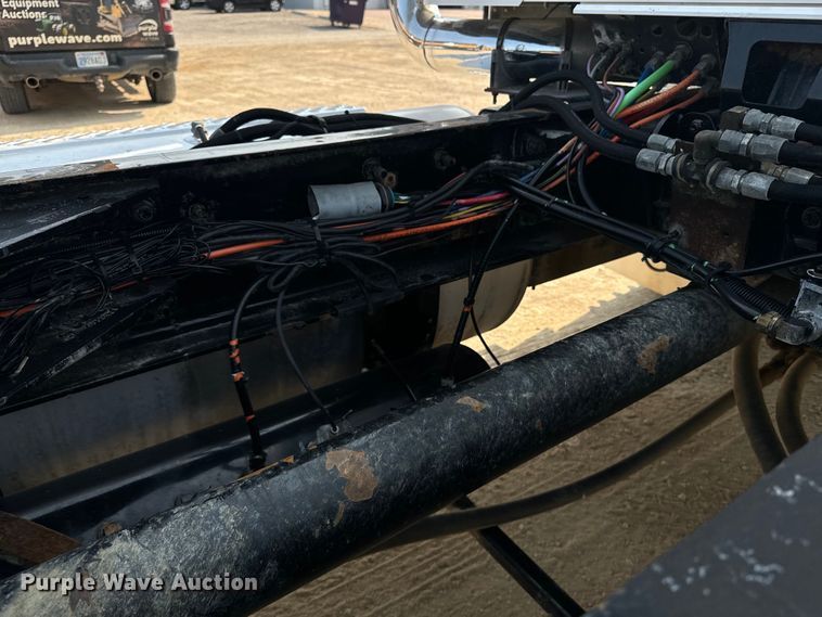 image for item DQ6887 2006 Kenworth T800 semi truck