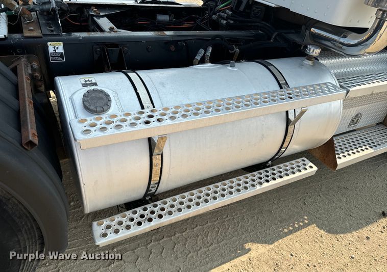 image for item DQ6887 2006 Kenworth T800 semi truck