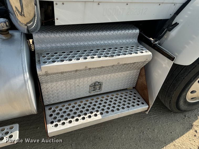 image for item DQ6887 2006 Kenworth T800 semi truck