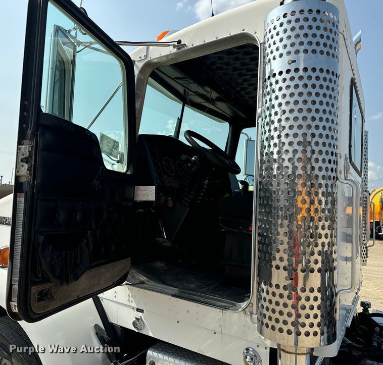 image for item DQ6887 2006 Kenworth T800 semi truck