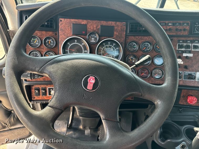 image for item DQ6887 2006 Kenworth T800 semi truck