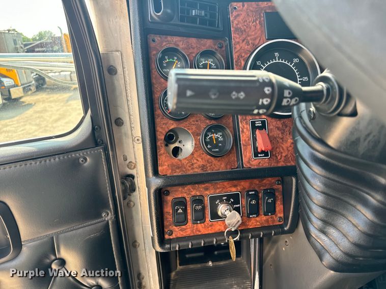 image for item DQ6887 2006 Kenworth T800 semi truck